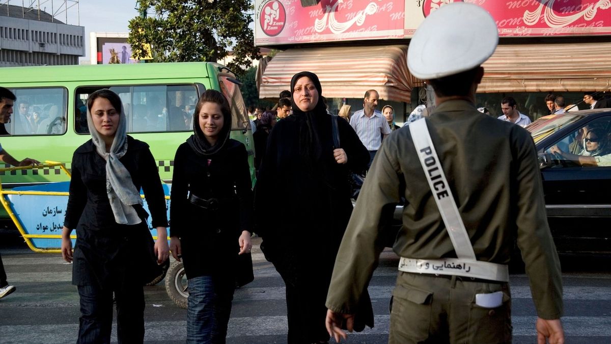 Íránec se procházel ulicemi s hlavou 17leté manželky. Mstil údajnou nevěru